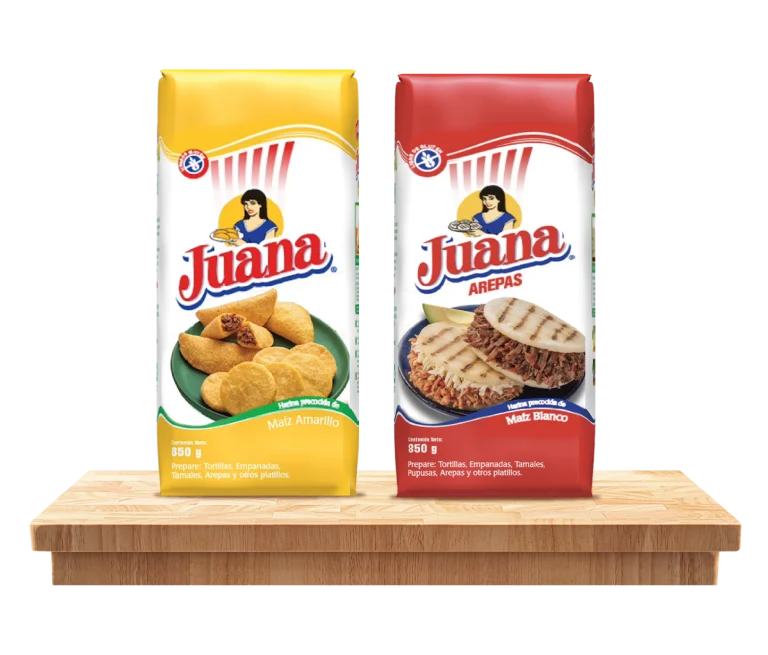 Empaques de arepas y masa sobre mesa